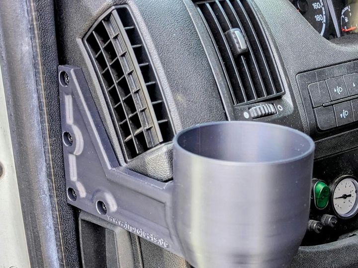 3D-gedruckter Becherhalter im Armaturenbrett eines Fiat Ducato