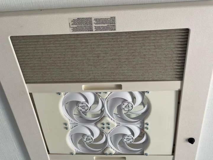 3D-gedruckte Halterung mit PC-Lüftern in einem Wohnmobil-Dachfenster von Dometic